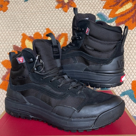 Vans WMNS Ultrarange Exo
Black/Black
VN0A4BVSBKA
Boots Sneakers - Picture 8 of 16